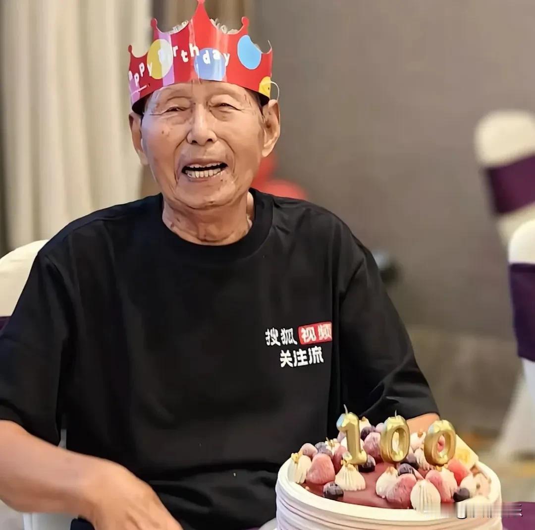张朝阳为父亲举办百岁寿宴，全家齐聚一堂好幸福，他不婚不育显得很年轻！8月25