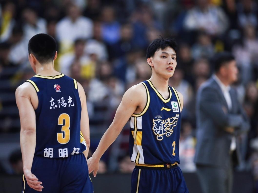 CBA最新消息：据知名篮球自媒体人海jun的蓝发文点评道：“本来以为宏远三连败结
