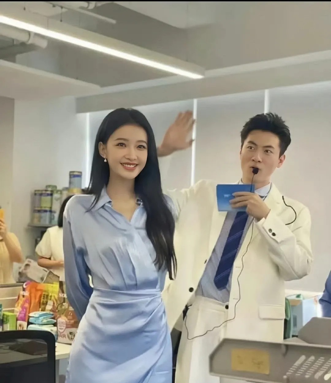 内娱存在感很低但是合照就赢得很轻松的一位​孙怡真的很好看