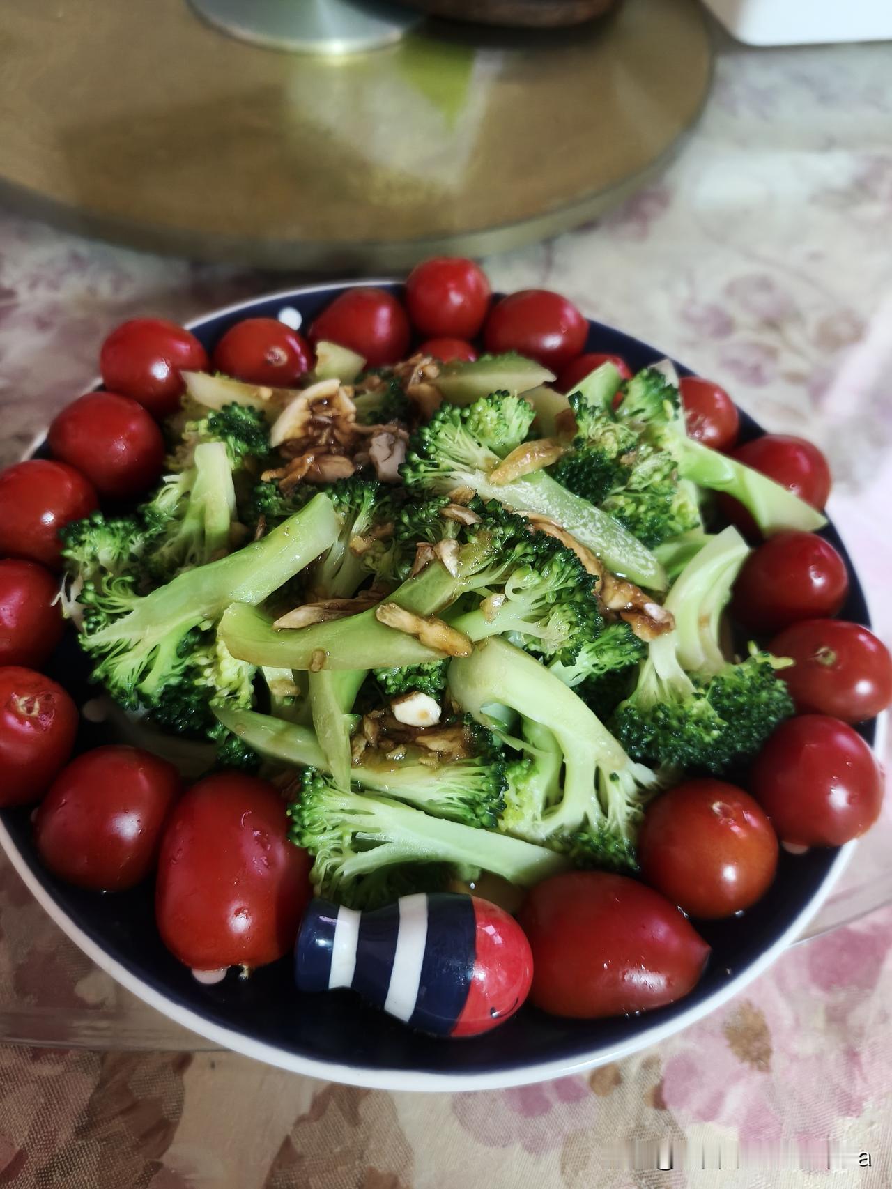 我的雇主每次放假，我都得扎扎实实忙一天。他们前几天说一号早上六点就出发，自驾