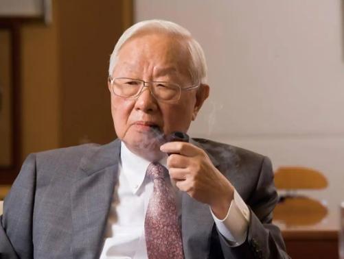 台积电创始人张忠谋再次语出惊人，他说：“如果美国想扼杀他们，中国真的无能为力！”