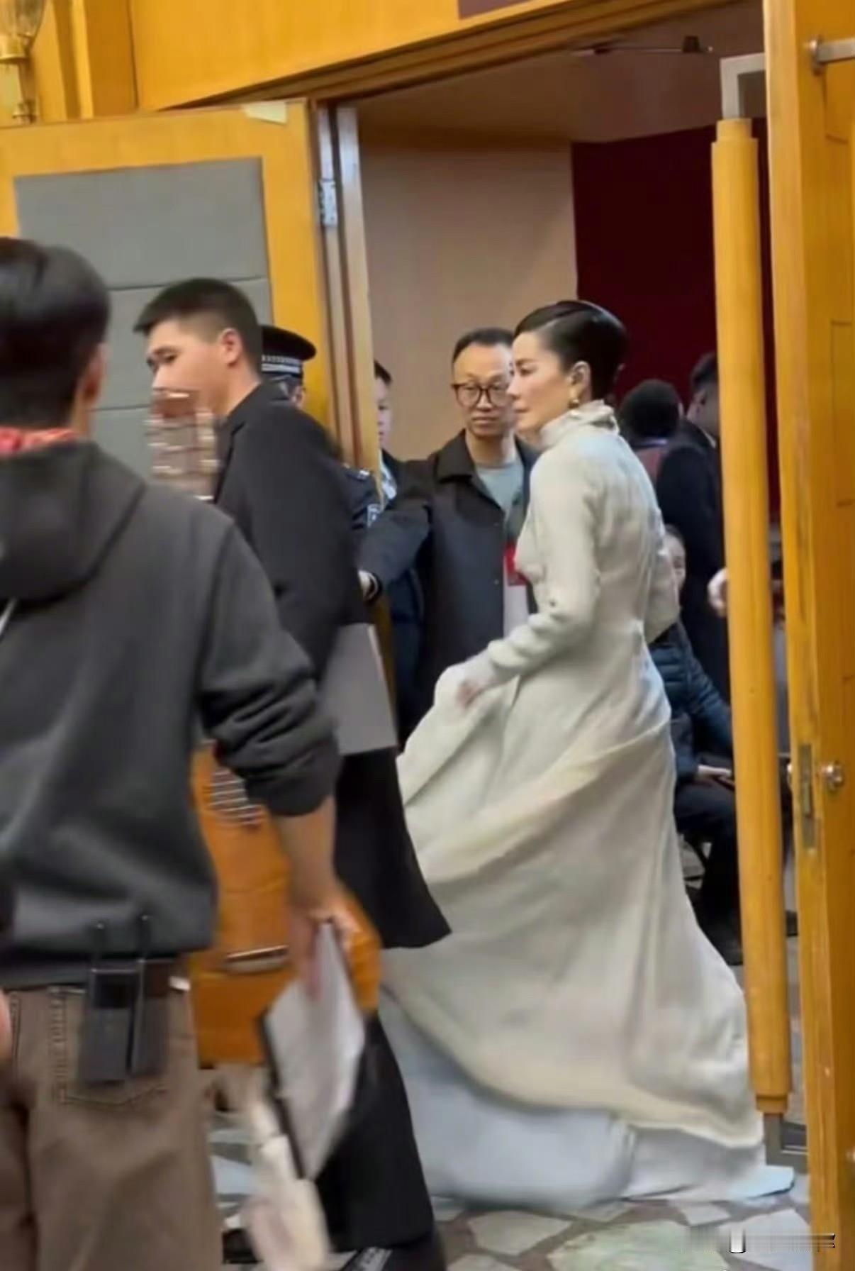 对于春晚来说，王菲是得供起来的神。她的唱歌现在和当年赵本山的小品一样，是整个晚会