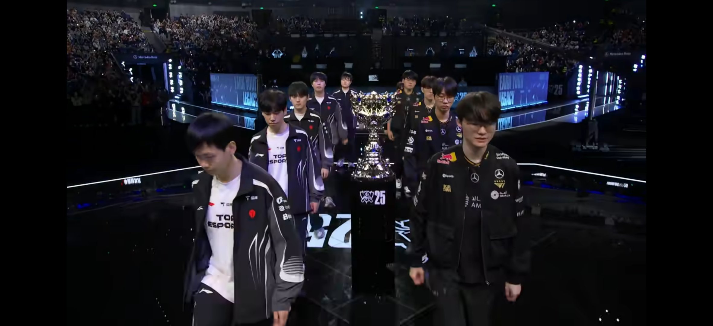 T1对战TES距离Faker拿下第六冠还差2个BO5。​​​