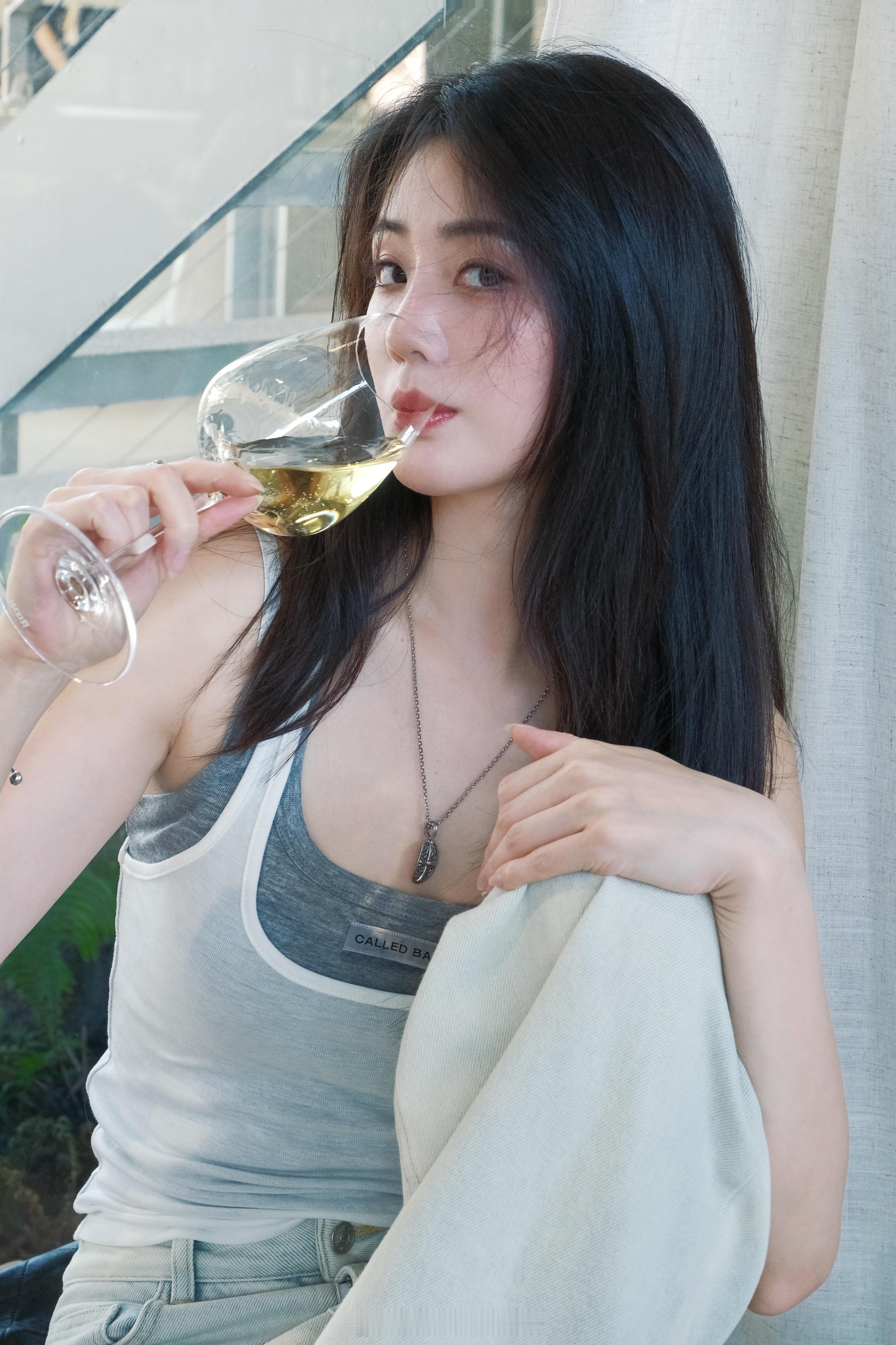 如何优雅的把车扔给摄影师开只需要默默的点一杯酒✌🏻​​​