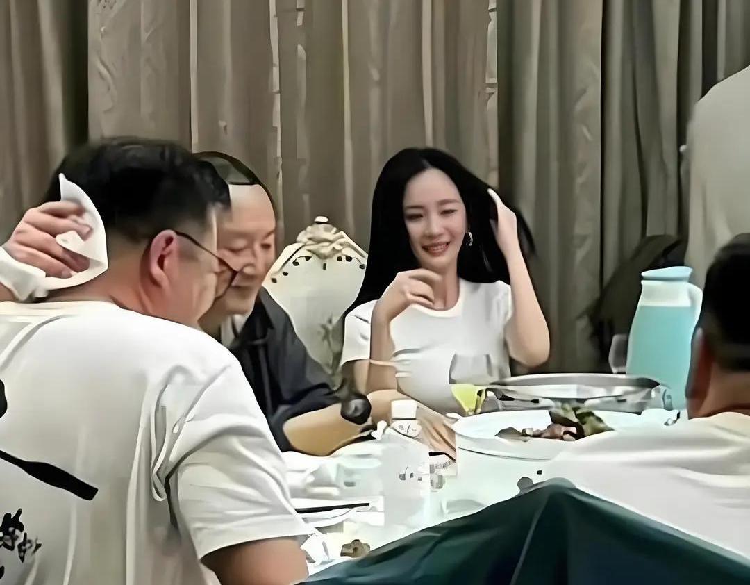 那张杨幂和Angelababy早年的饭局照片，最近又被翻出来了。很多人一看就说