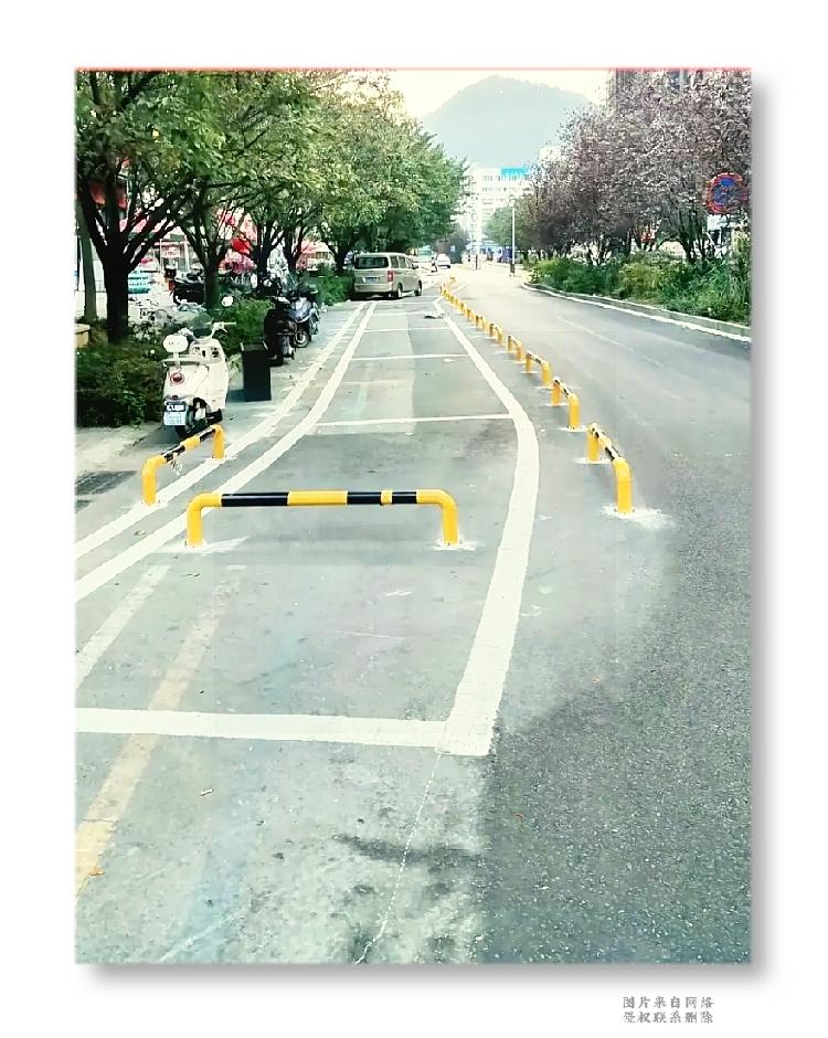 马路边加装隔离桩，用意到底是什么？好好的一条路边，画上停车位，还装上一排隔离