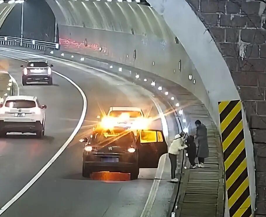 看得人惊心动魄！今天网上流传一段视频，衢州高速一轿车隧道口抛锚，3大人1幼童刚撤