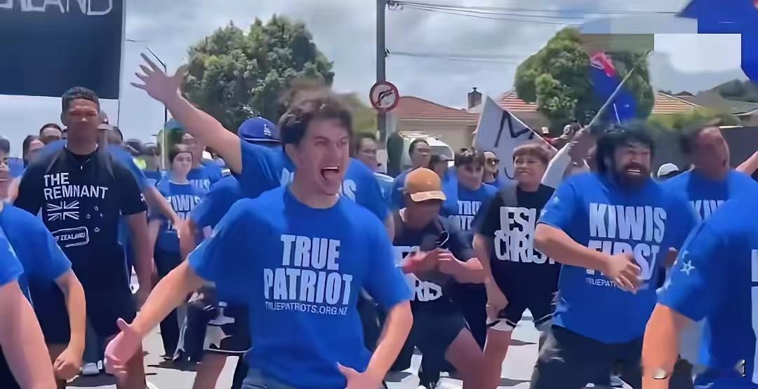 新西兰人彻底暴怒了，他们看着无孔不入的印度咖喱，已经无法忍受。新西兰人这次真