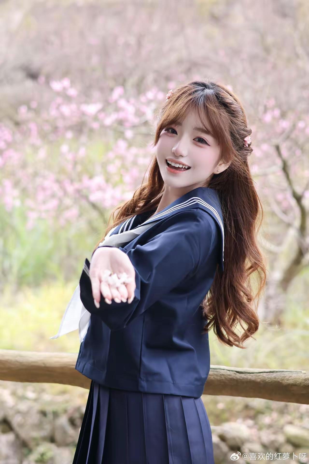 樱花树下，少女微笑，青春洋溢！🌸😊