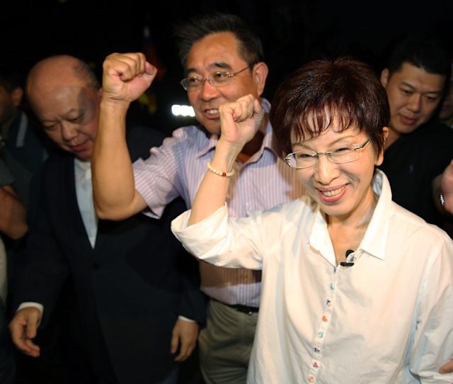 民进党“立委”以所谓“法律制裁”恐吓威胁洪秀柱、吴成典、李胜峰等人，阻挠他们赴大