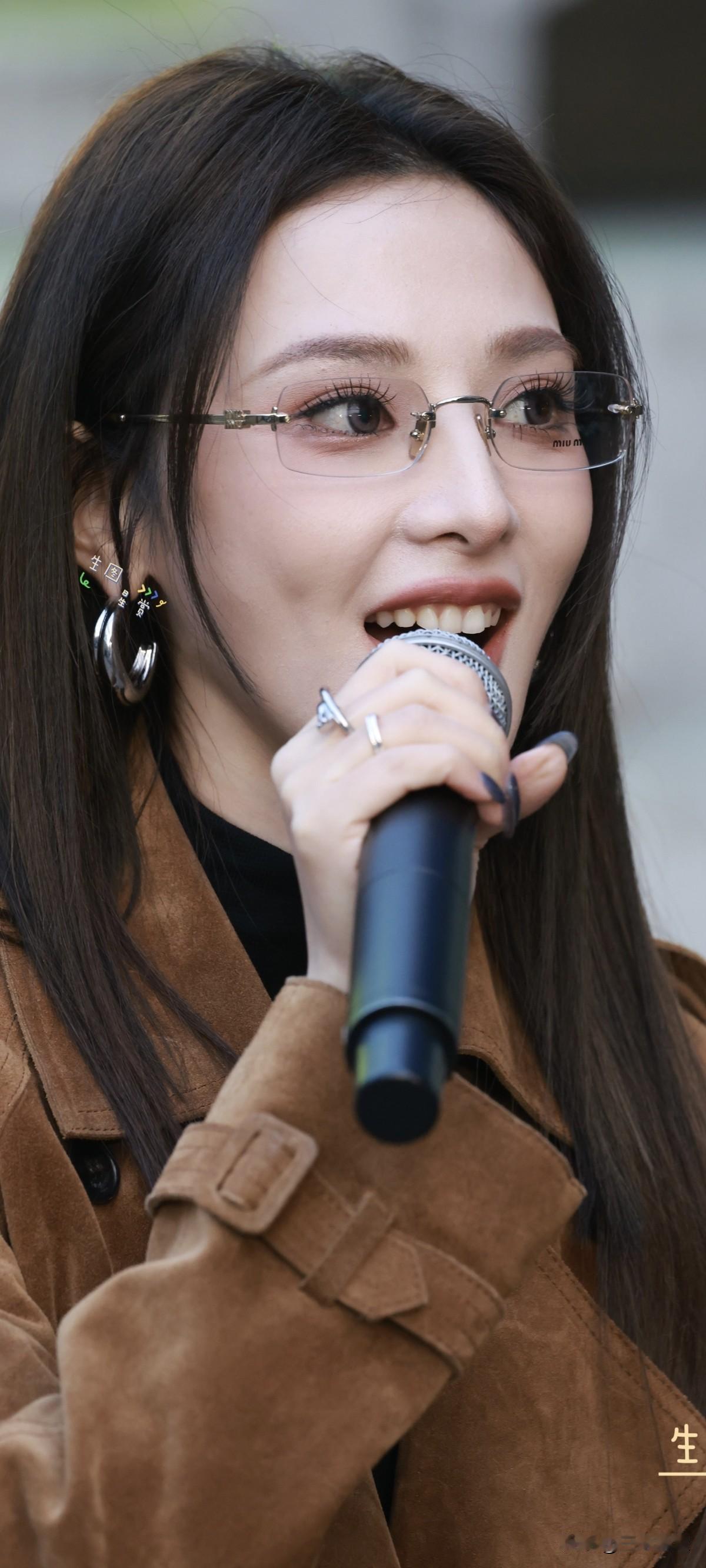 彭小苒暗河传北京见面会高智感女教师，被硬控住了！！！