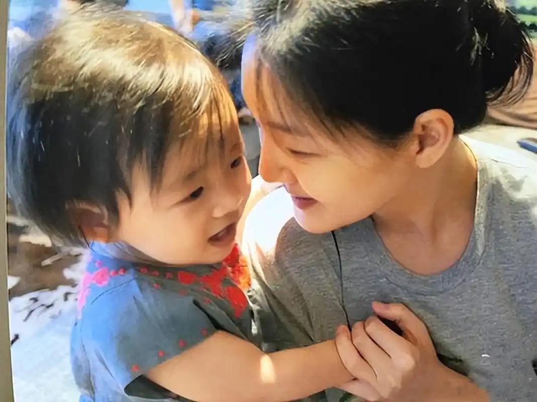 现在想想，小玥儿开通ins账号，关注了外婆、小姨、大姨、表哥表姐，为妈妈和继父的