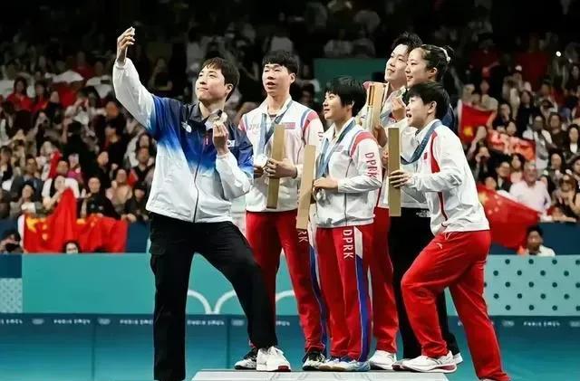 哇塞！这两张图要载入史册，也是奥运精神的最好写照，莎莎有外交天赋，把中、朝