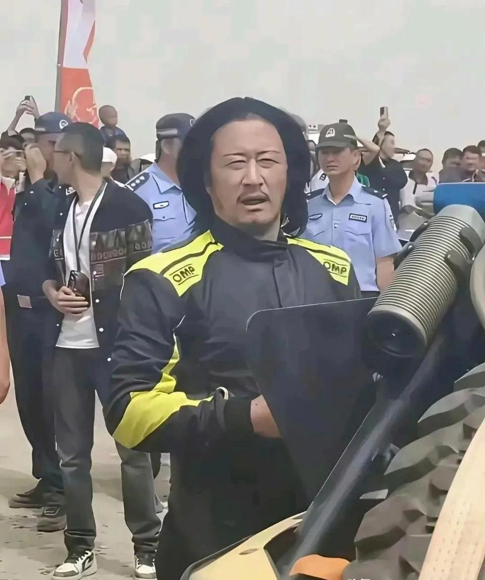 谁懂啊！钮祜禄·吴京这波蓄发蓄须，哪里是换造型，分明是把八旗血脉里的硬汉基