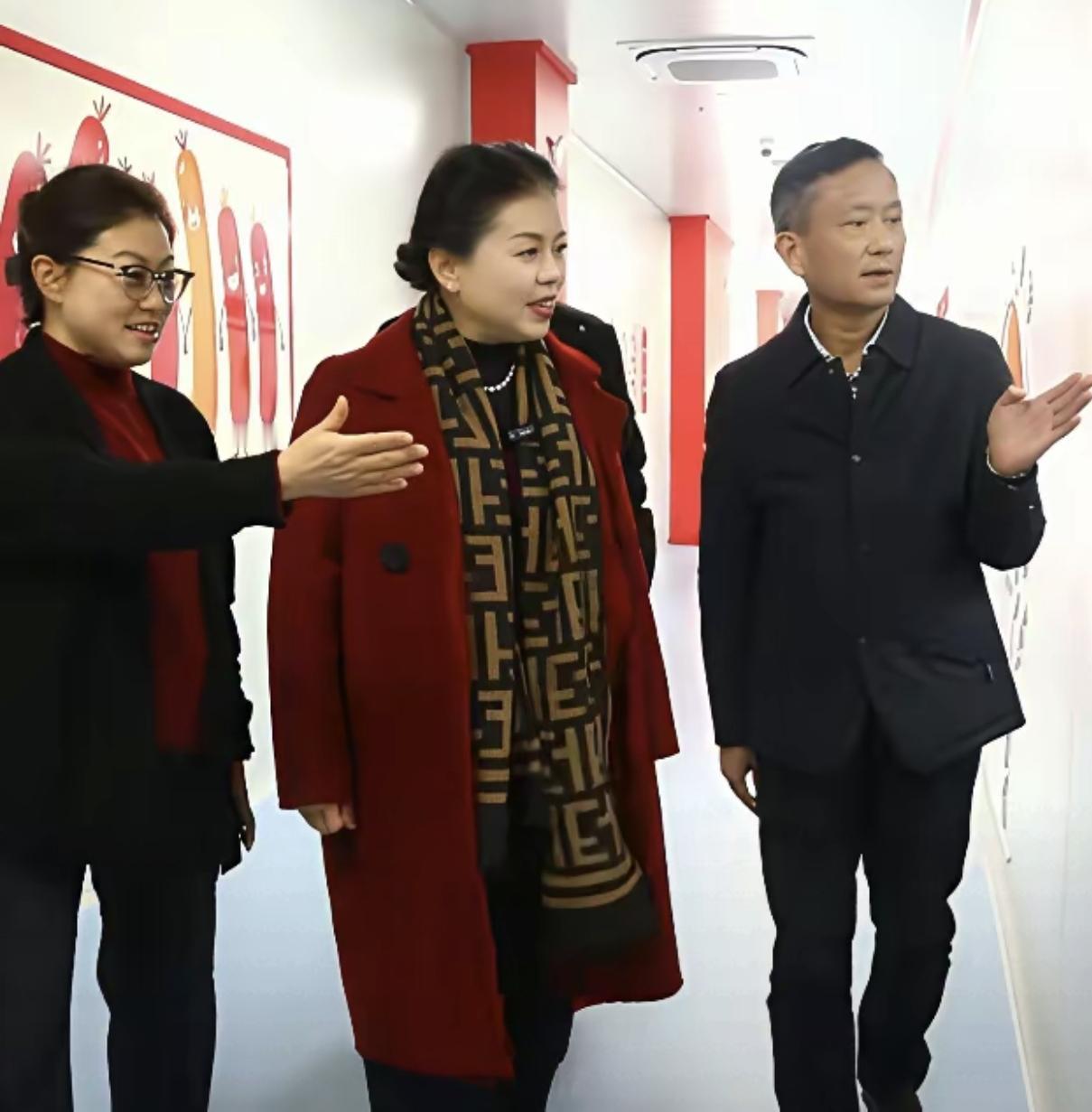 家人们姐姐们早晨好；好消息，许妈今天早晨8.30直播带货了，一会记得守护许妈一家