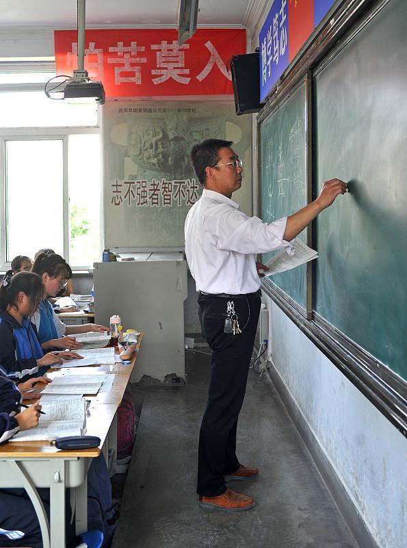 教师这碗曾经公认的铁饭碗，现在真的开始晃了。之前大家默认考上小学编制就能在原校