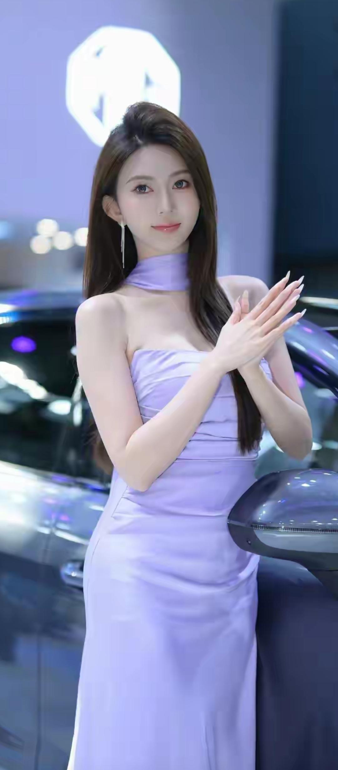 紫衣美人倚车旁，笑语盈盈似月明。