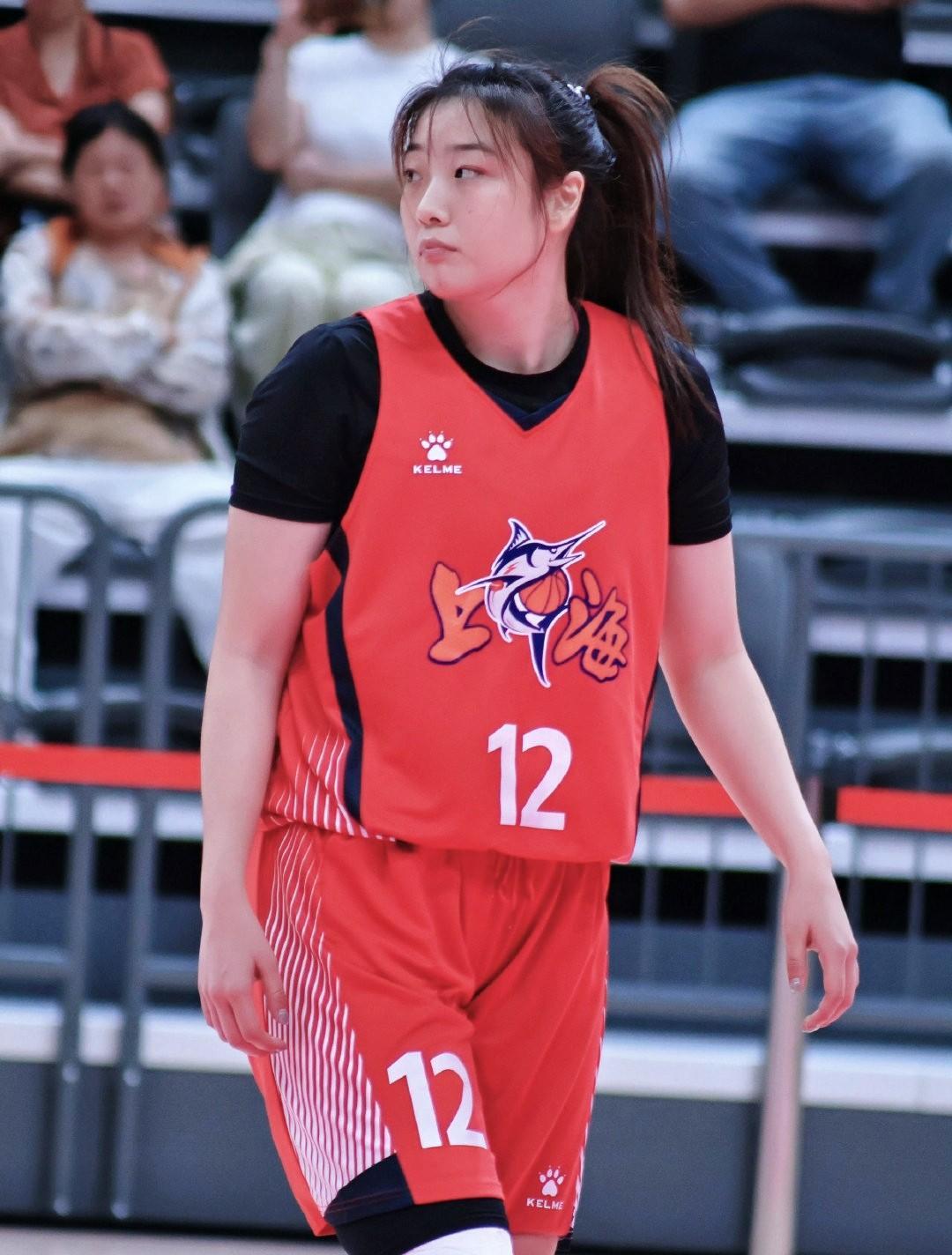 上海女篮的王樱霓和李梦的神态简直如出一辙！王樱霓19岁，身高1.86,体重80