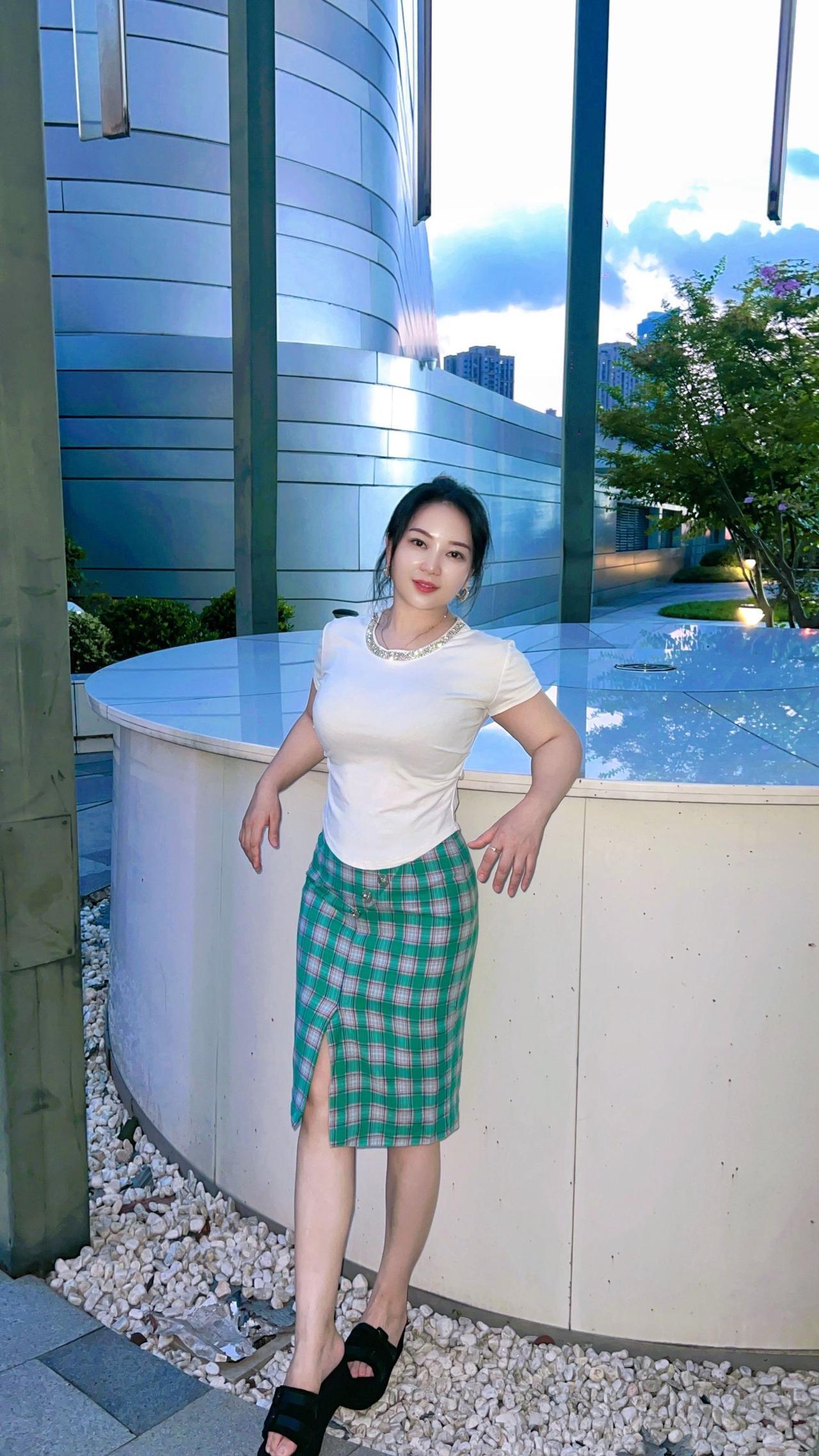 都市时尚穿搭，绿裙白T，轻松自在