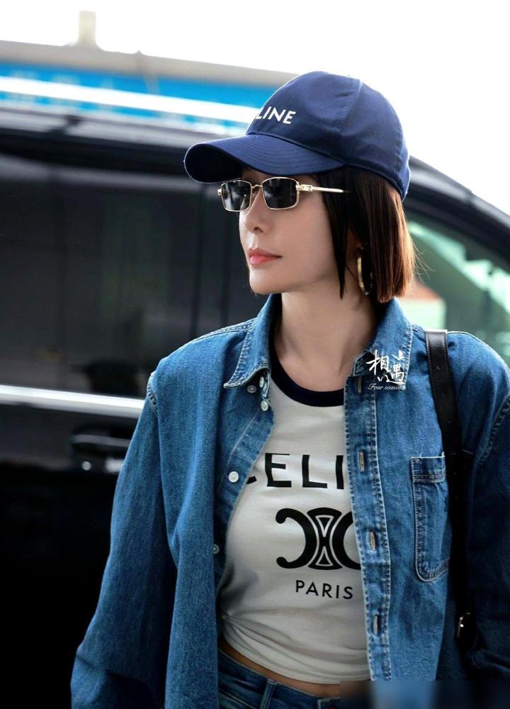 秦岚一把拽住辛芷蕾胳膊。声音压不住：“你胸呢？”全场死寂一秒。爆笑。这不是客套。