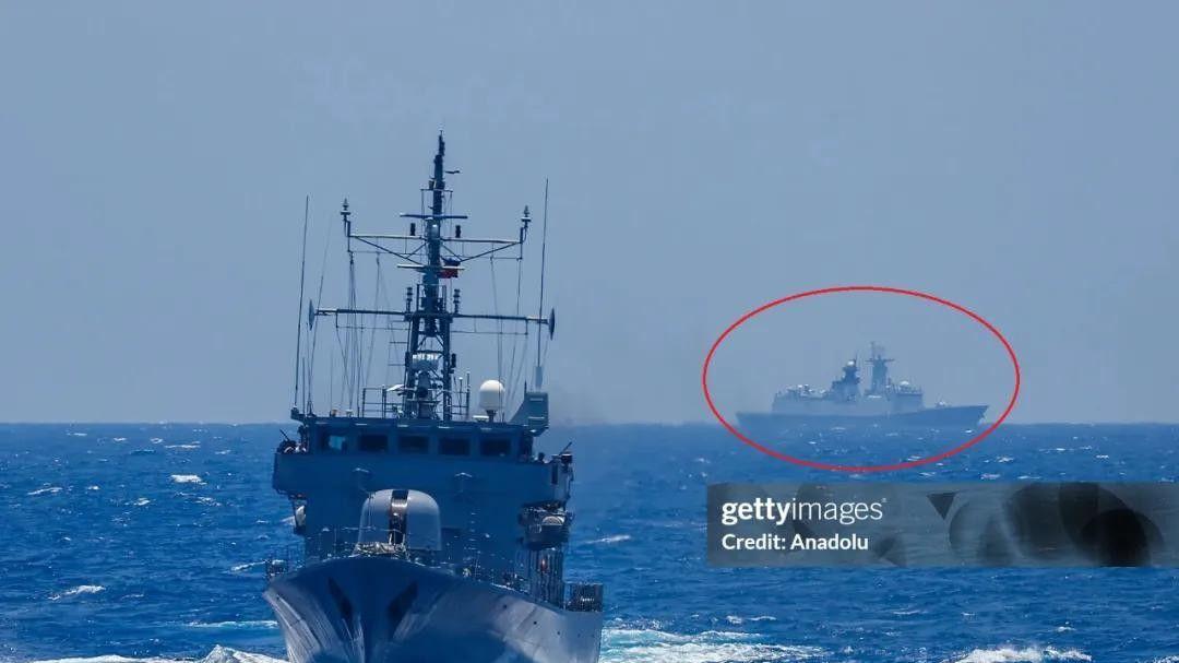 中美航母齐聚菲律宾海!海上“街溜子”出动,近距离围观美菲军演