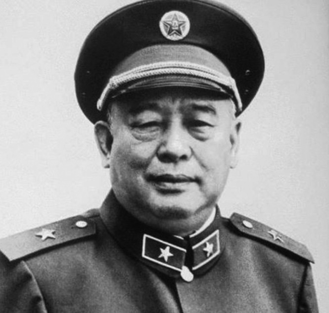 1958年1月，毛主席接见开国中将余秋里，说：“秋里同志，中央让你去当石油部长，