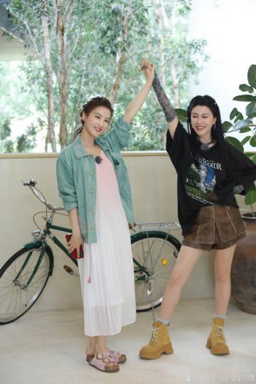 李嘉格吐槽和黄圣依这样的人吵不起来架，黄圣依回击：没有人会说这么低情商的话。在