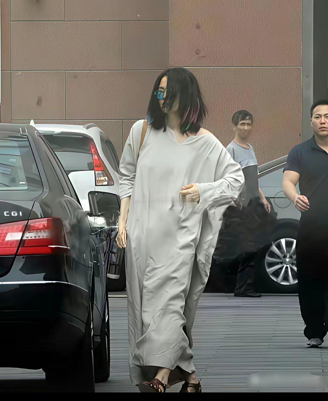 欣赏不来这种衣服！也就是她个子高但凡换个人穿这衣服就是大型翻车现场！