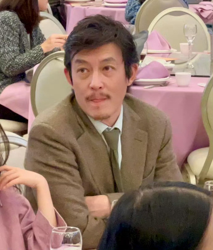 陈冠希和赵本山是两兄弟？陈冠希一家洛杉矶参加婚礼