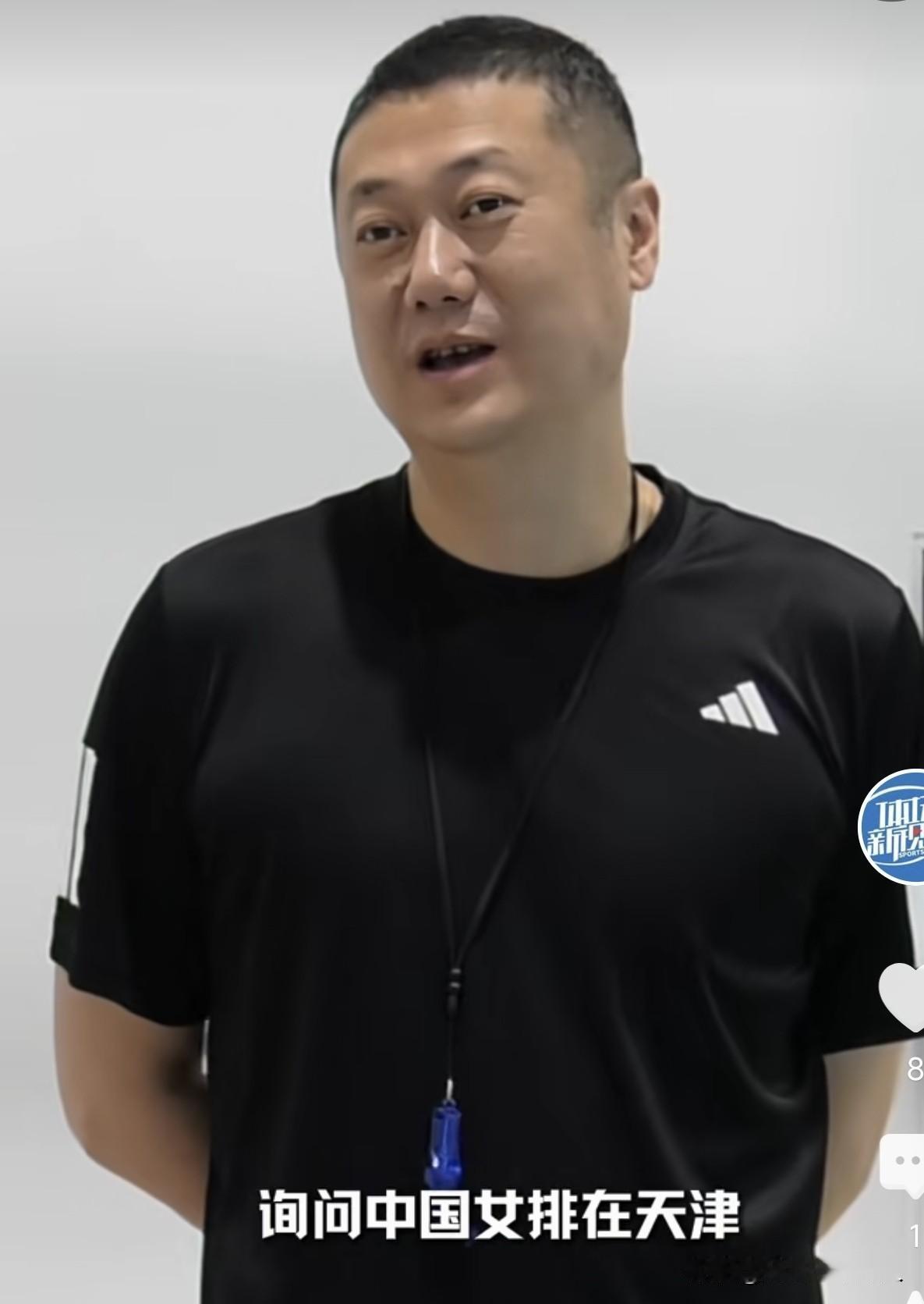 排协领导亲临天津看望备战亚锦赛的中国女排，这本是鼓舞士气的好事。但看着站在一旁