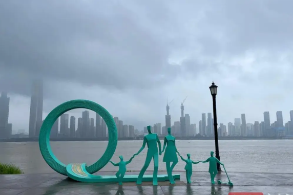 武汉持续降雨，汉口江滩"一家五口″还好吧！湖北6月18日进入梅雨季，自6月19
