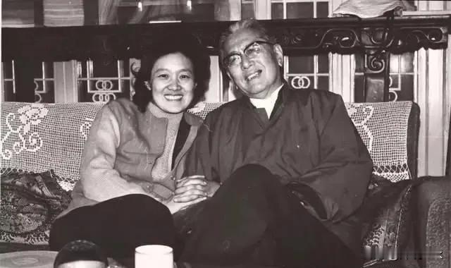 1973年，当乔冠华跟女儿坦诚说，自己要迎娶章含之的时候。女儿乔松都突然爆发了，