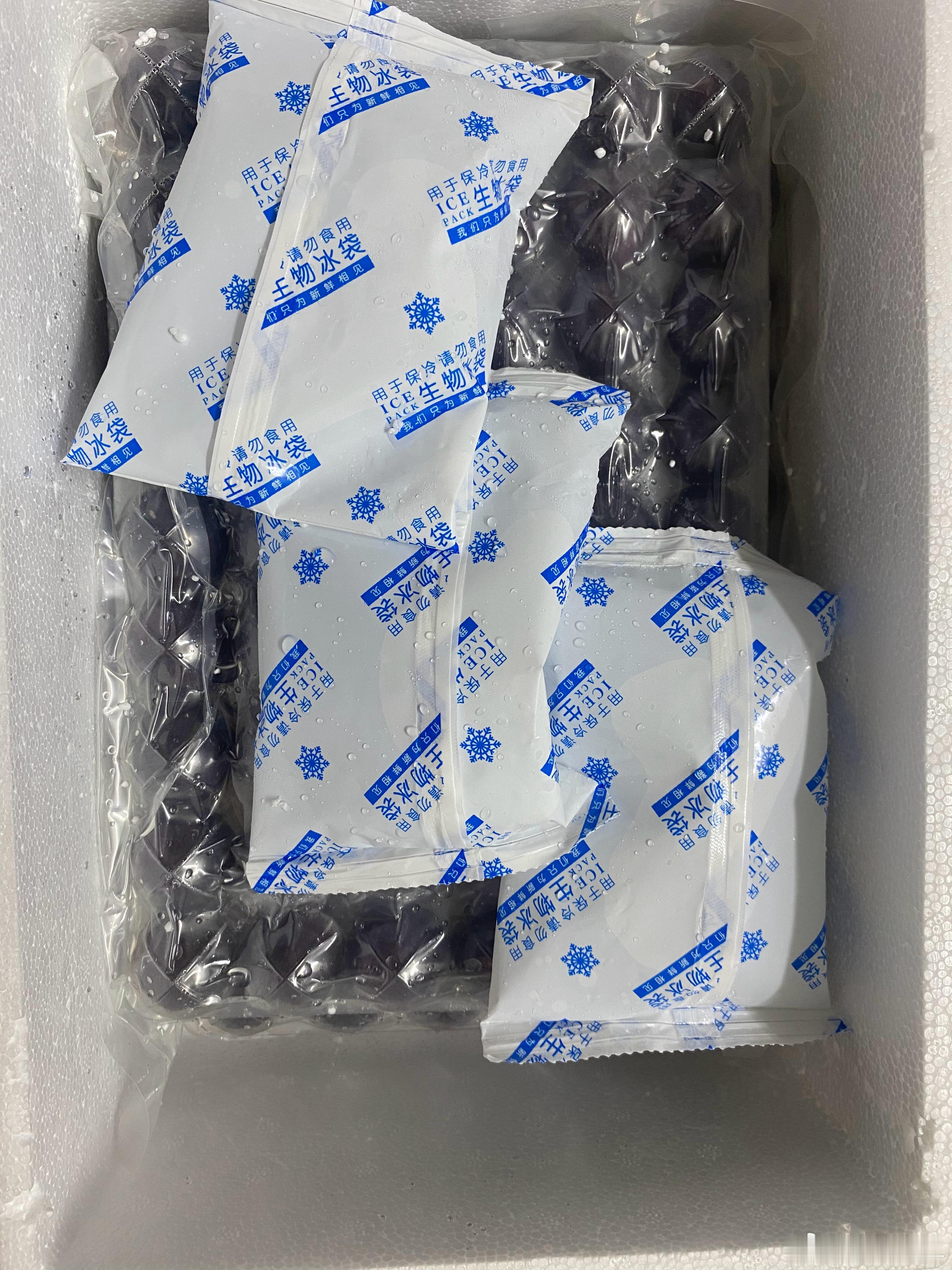 朋友远从浙江余姚寄过来的杨梅，又大颗又甜，而且是没有泡过药水的。我娃放学回来就炫
