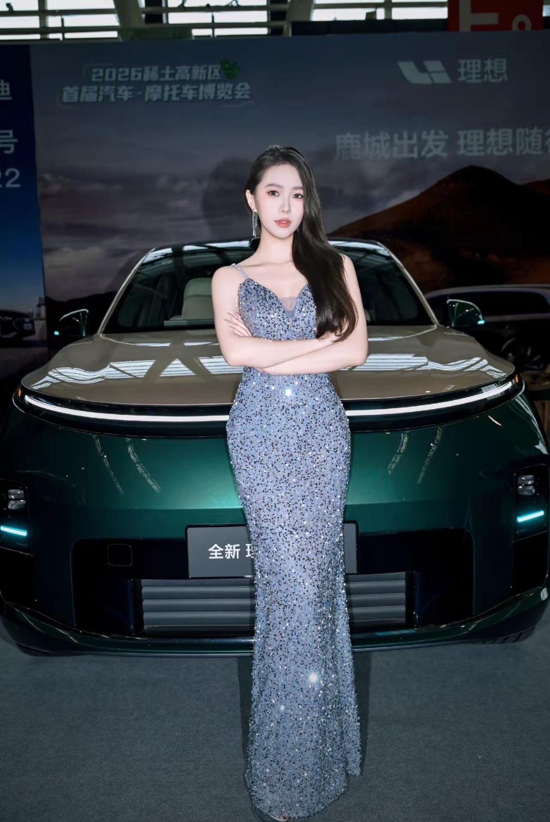 车展现场美女车模分享车模是不是漂亮的女人都不好接近美女究竟能有多美男的是不