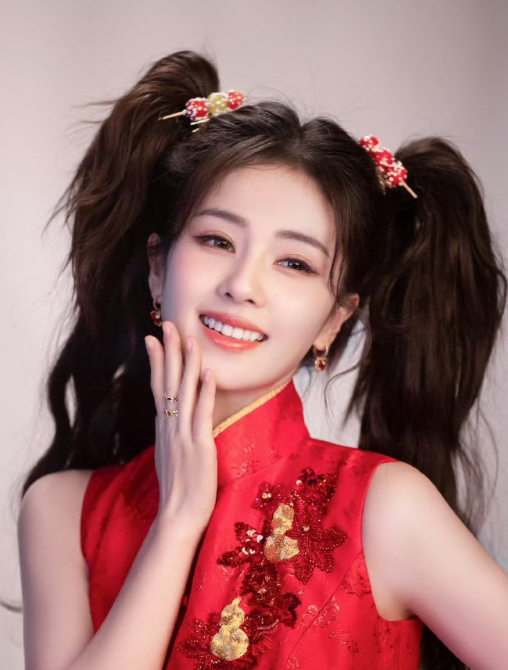 白鹿官宣成为王者荣耀代言人啦，“峡谷闺蜜”闪亮登场，春节将至，与白鹿一同奔赴王者