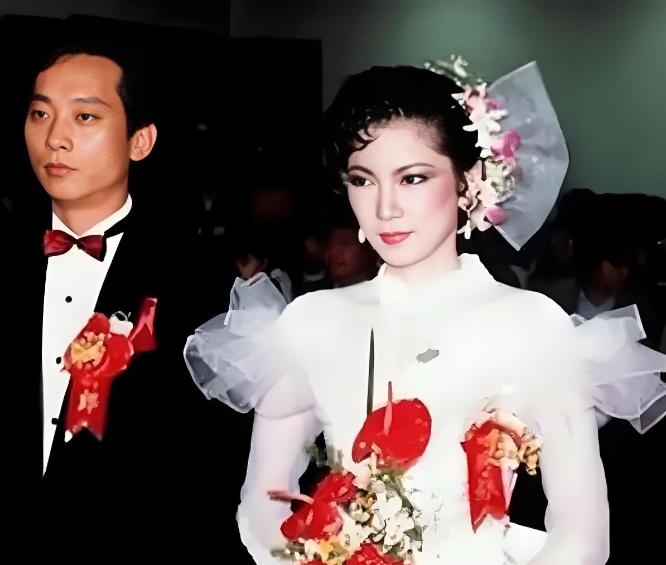 1985年，飞行员萧天润叛逃至台湾，与美女主播张德芬结婚，获得3000两黄金，过