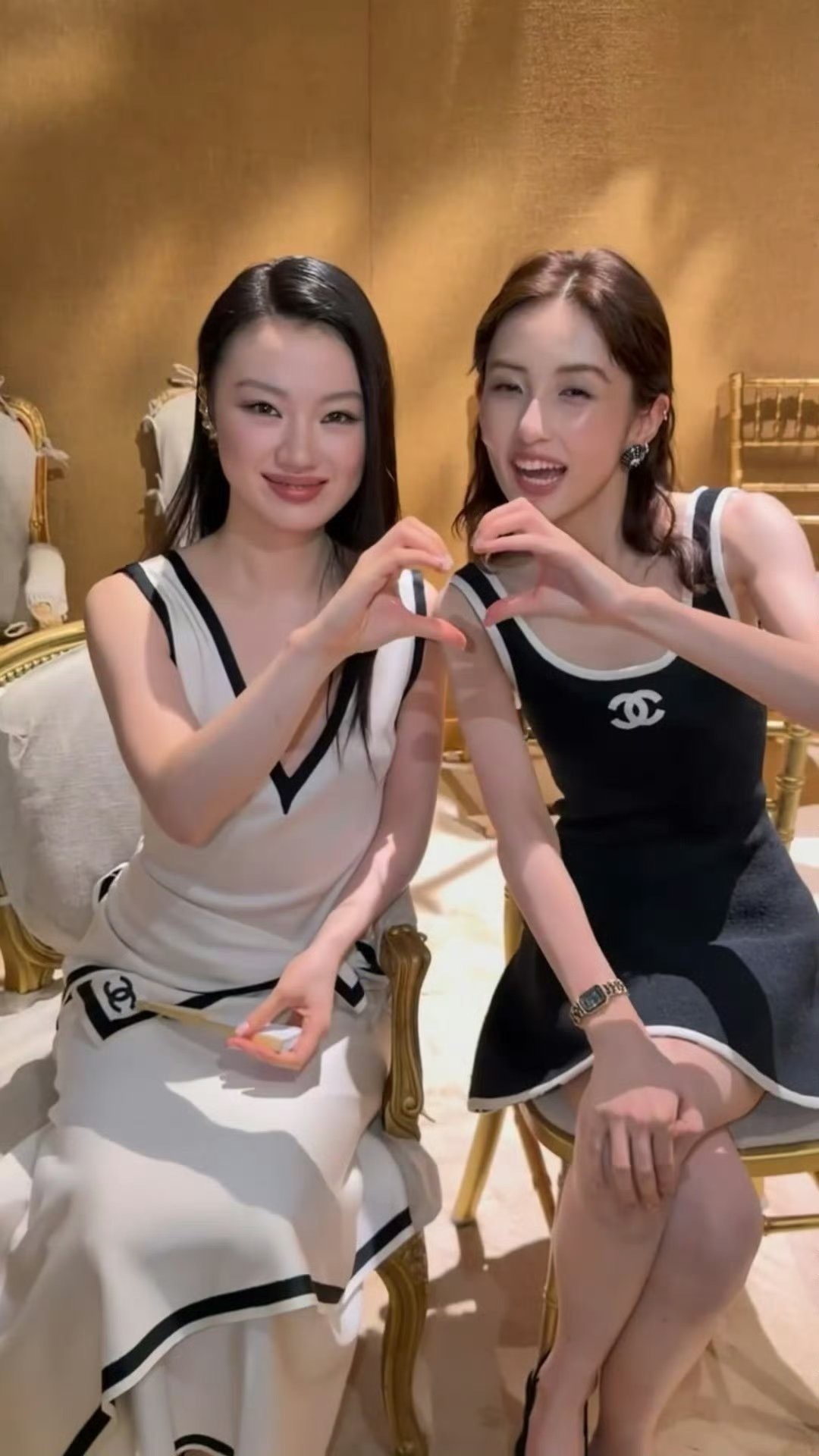 同是01年的单依纯和张子枫合影，张子枫变化好大，突然就从青涩迈入熟女