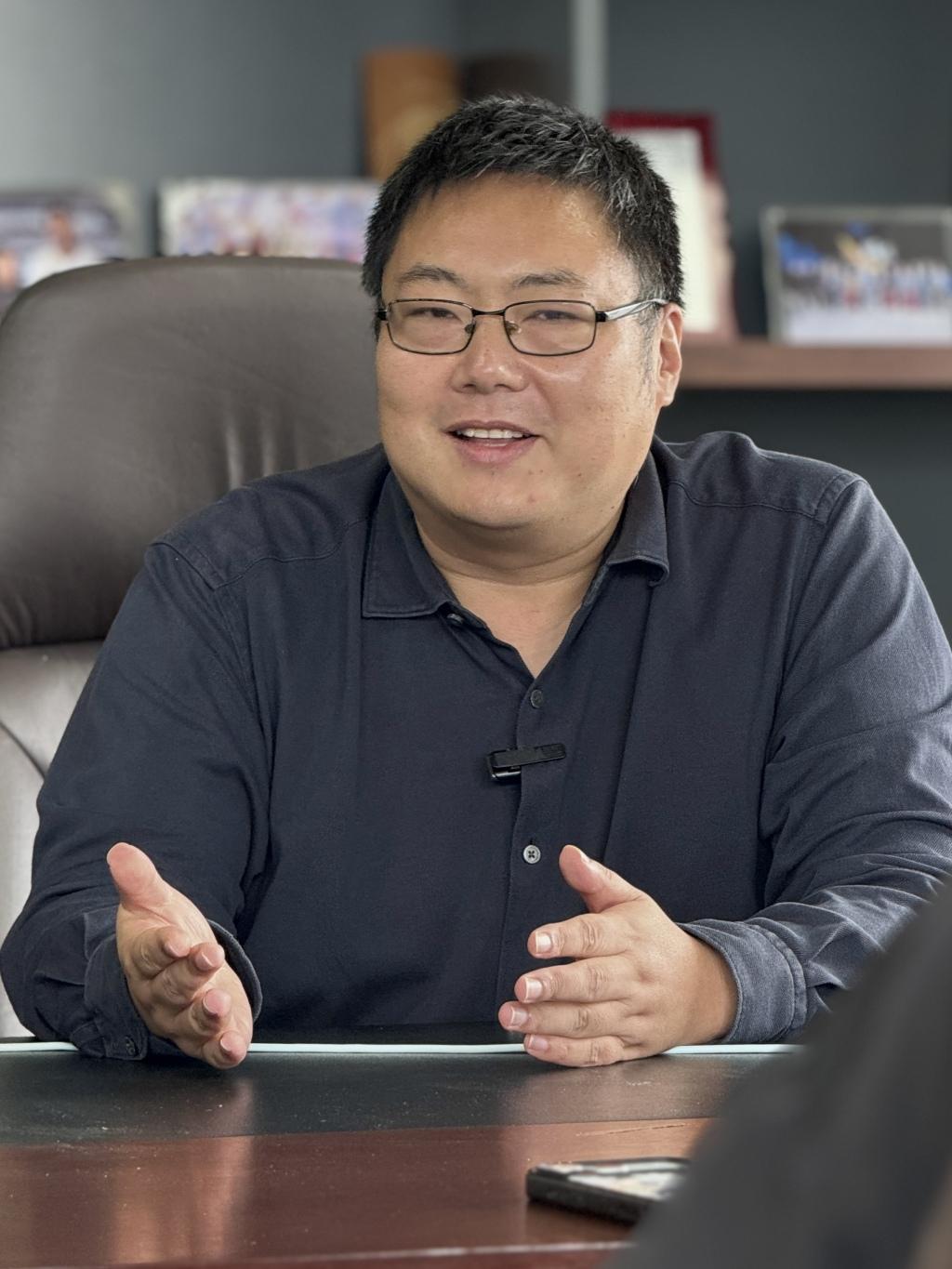 中国突破摩尔定律！8英寸氮化镓3DIC芯片量产，AR眼镜显示技术领跑全球当