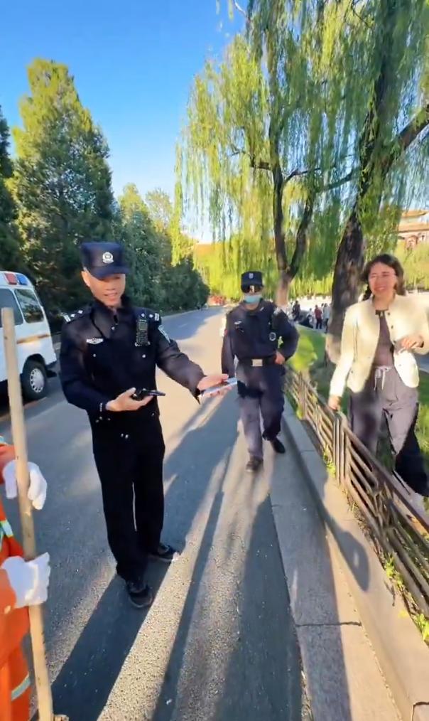 4月28日傍晚，中国北京市，来故宫游玩的美国洛杉矶两位女孩游兴甚浓，不停地打卡留