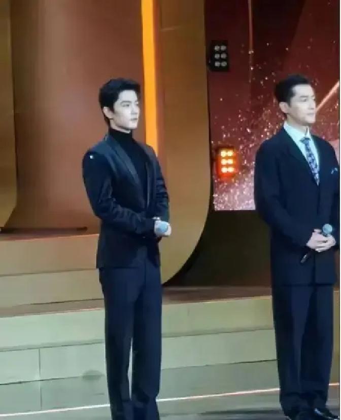 肖战胡歌微博同框照刷屏。昨晚两人一起参加品牌活动，站一起拍了张合照。照片