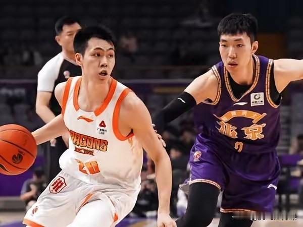 实话实说！现役中国男篮最强的首发阵容如下:1.控球后卫--庞峥麟2.得分