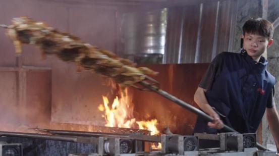 还是太年轻！16岁少年深圳卖烤鸡爆火后，有人劝他低调一点，可他听不进去，还炫耀一