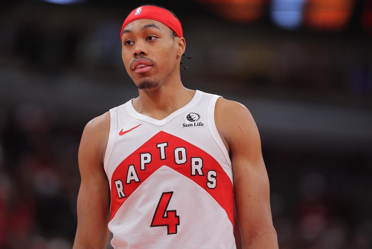 首节才打了4分39秒，哈登直接造了巴恩斯第二次犯规，让他不得不提前被换下场休息！