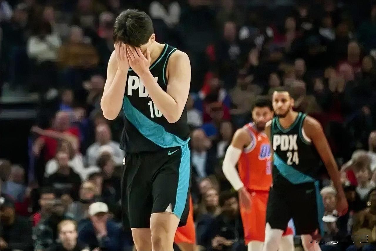 杨瀚森现在的竞争对手只剩里斯！二人上场时间差不多，比赛“流程”也差不多，杨瀚森禁