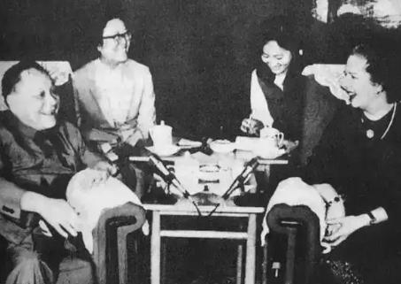 撒切尔夫人曾在回忆录中坦言：当年并不想归还香港，考虑过发动战争。因“福克兰群岛战