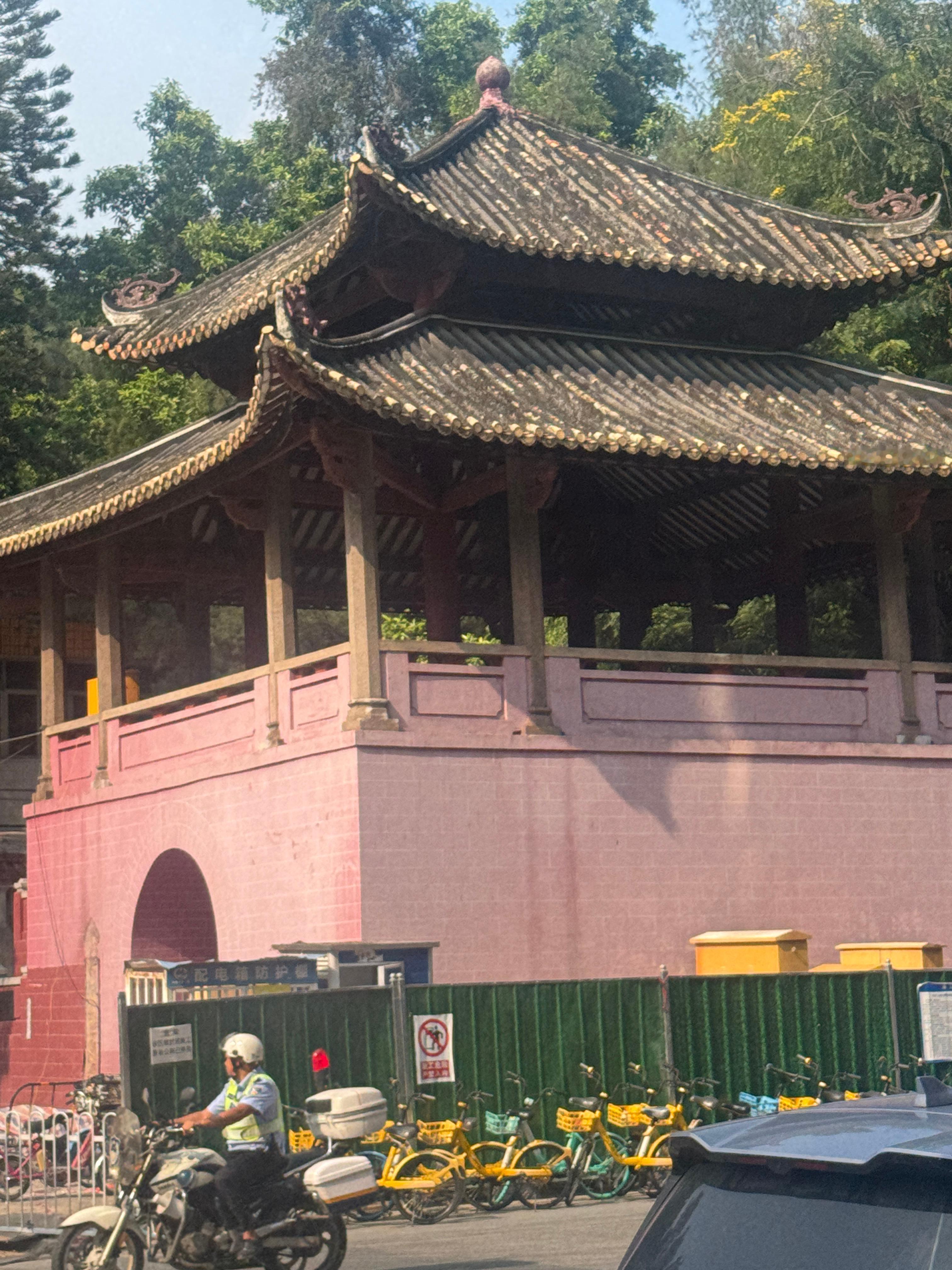 大良钟楼风水传说钟楼最早修建于梯云山（梯云岗，也就是今日顺德人民礼堂所在高地），