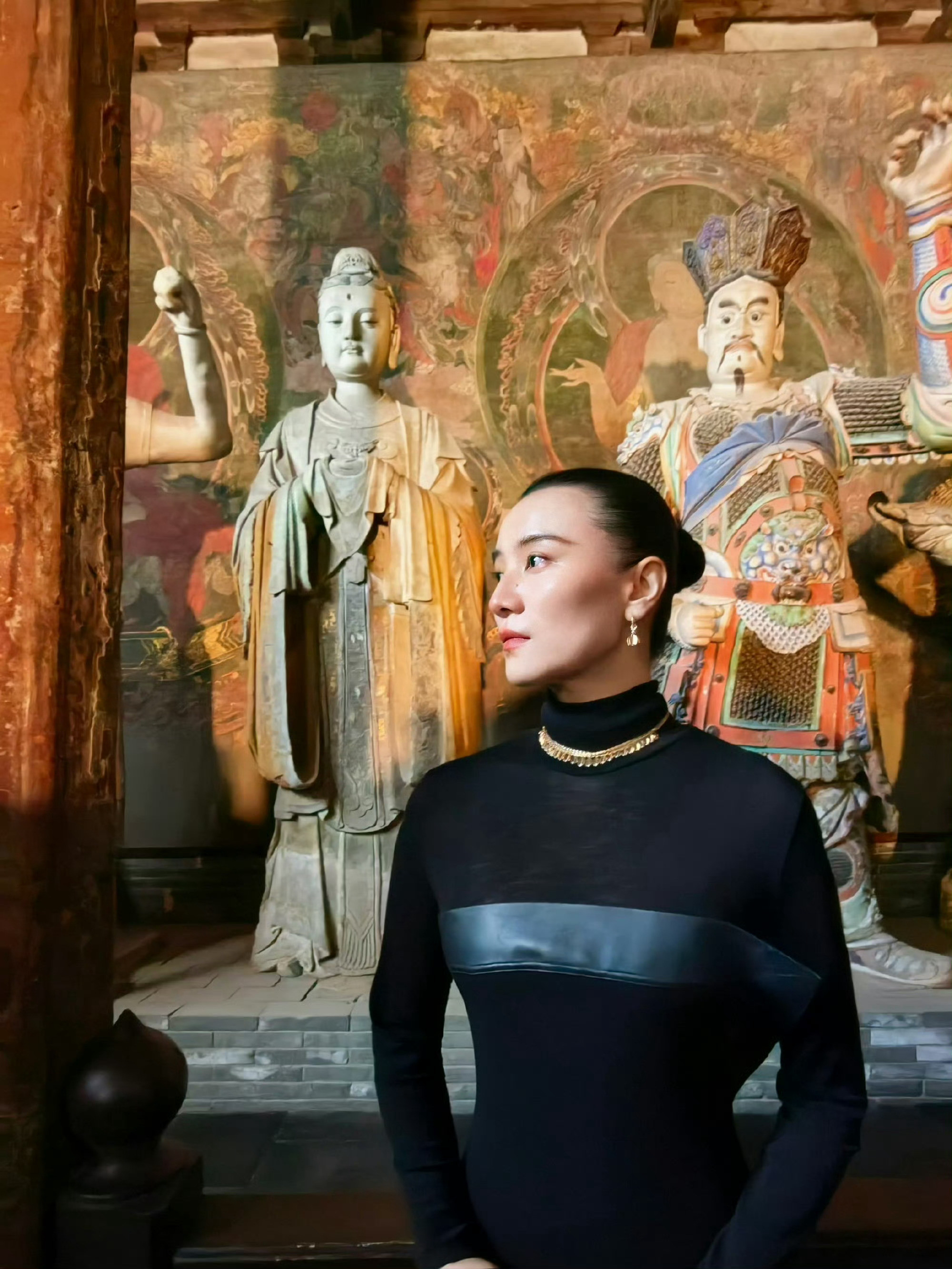 于千年造像前停驻，在古建壁画间穿行一本杂志，一段旅途，一些花絮宋佳上城士6月封面