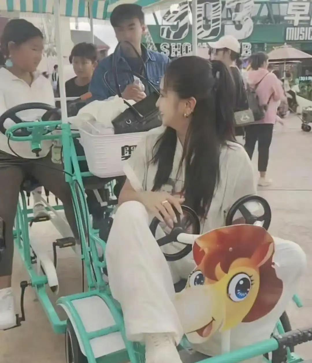 何洁带三孩子工作，宝妹身高超哥哥，三个孩子都看着挺结实！
