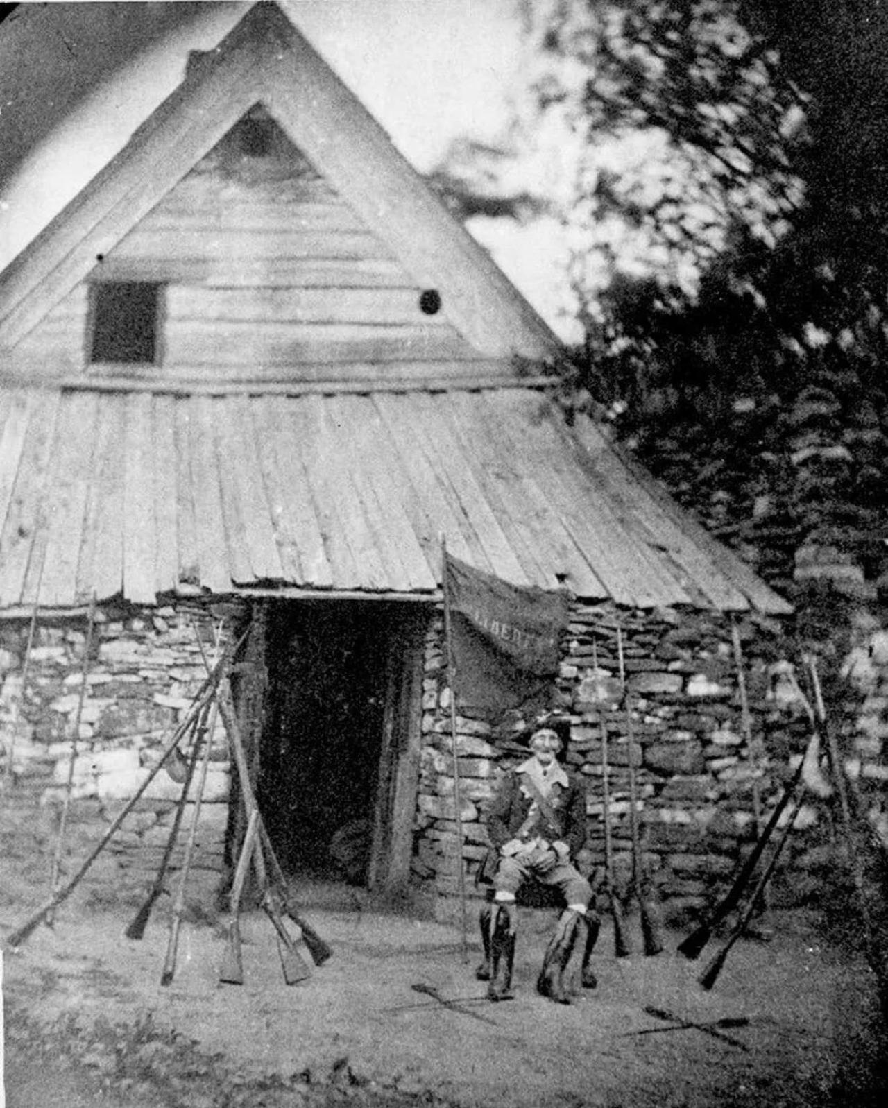 1860年，一位名叫尼古拉斯·维德的百岁美国独立战争老兵身着军装摆姿势拍照。