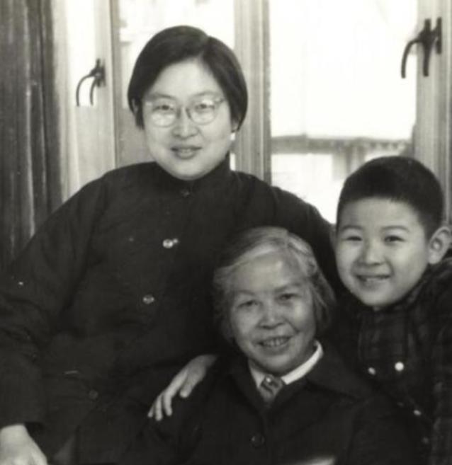 1976年9月，北京一中学生哭着跑到班主任办公室：“老师，我外公去世了，我要请假